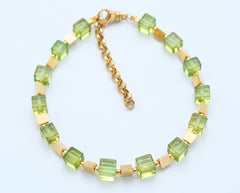 Elegantes Armband mit grünen Bernstein-Cubes und vergoldeten 925 Silber Dreiecken