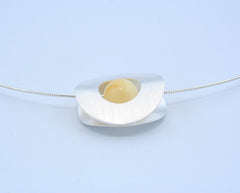 Elegantes 925 Silber Collier mit gelber ummantelter Bernsteinkugel