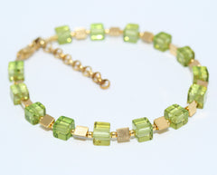 Elegantes Armband mit grünen Bernstein-Cubes und vergoldeten 925 Silber Dreiecken