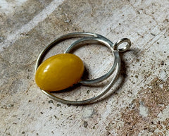 Runder 925 Silber Anhänger mit gelbem Bernstein