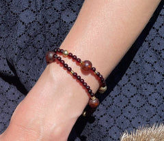 Doppelumwickeltes Armband mit Bernstein in Kirschfarbe und vergoldeten Silberkugeln