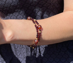 Doppelumwickeltes Armband mit Bernstein in Kirschfarbe und vergoldeten Silberkugeln
