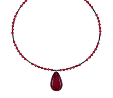 Elegantes Collier mit großem rotem Bernsteintropfen und Spinellsteinen