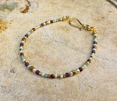 Armband aus Messing mit Smaragden und mehrfarbigen Edelsteinen