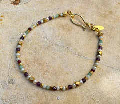 Armband aus Messing mit Smaragden und mehrfarbigen Edelsteinen