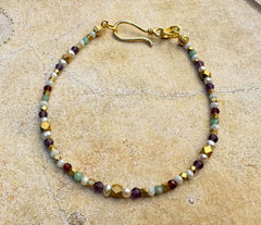 Armband aus Messing mit Smaragden und mehrfarbigen Edelsteinen