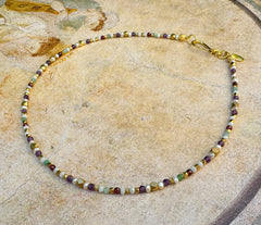 Collier aus Messing mit Smaragden und mehrfarbigen Edelsteinen