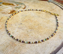 Collier aus Messing mit Smaragden und mehrfarbigen Edelsteinen