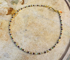 Collier aus Messing mit Smaragden und mehrfarbigen Edelsteinen