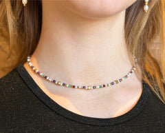 Collier aus Messing mit Smaragden und mehrfarbigen Edelsteinen