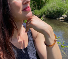 Armband mit Bernstein in Cognacfarbe und vergoldeter diamentierter Silberkugel