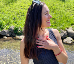 Armband mit rotem Bernstein und vergoldeter diamentierter Silberkugel