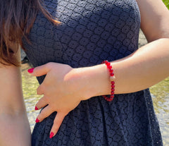 Armband mit rotem Bernstein und vergoldeter diamentierter Silberkugel