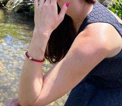 Armband mit rotem Bernstein und vergoldeter diamentierter Silberkugel