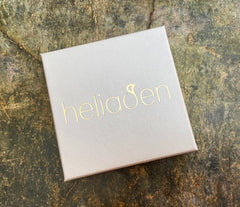 Armband mit rotem Bernstein und vergoldeter diamentierter Silberkugel