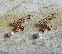 925 Silber Ohrringe mit gotischem Roségold-Kreuz und weißen Perlen