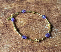 Vergoldetes 925 Silber Armband mit lila facettierten Amethysten