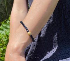 Armband mit dunkelblauem Bernstein und diamentierter Silberkugel