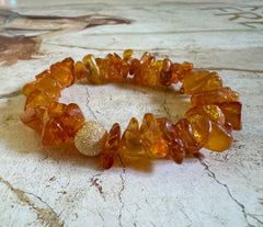 Armband mit vergoldeter diamentierter 925 Silber Kugel und rohem Bernstein