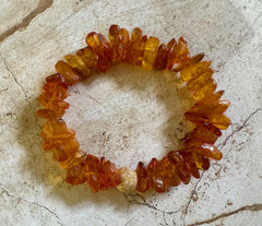 Armband mit vergoldeter diamentierter 925 Silber Kugel und rohem Bernstein