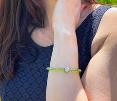 Armband mit grünem Bernstein und diamentierter Silberkugel