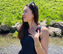 Armband mit grünem Bernstein und diamentierter Silberkugel