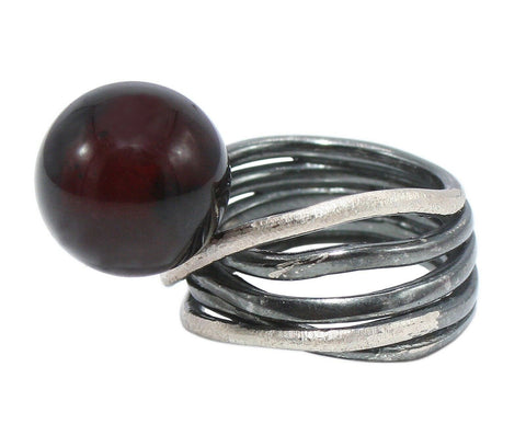 Moderner oxidierter 925 Silber Ring mit Bernsteinkugel