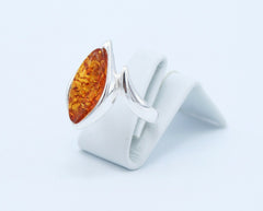 925 Silber Ring mit einem ovalen Bernstein und geschwungener Fassung