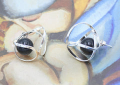 Umwickelte Ohrstecker mit Bernsteinkugel in Kirschfarbe und 925 Silber