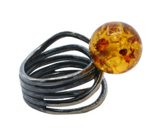 Gewickelter Ring aus dunklem 925 Silber Bernsteinkugel in Cognacfarbe