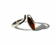 Moderner 925 Silber Ring mit einem Bernstein in Cognacfarbe
