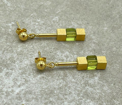Elegante Cube Ohrringe aus vergoldetem 925 Silber und grünem Bernstein