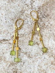 Elegante Klappbrisuren mit vergoldeten 925 Silber Dreiecken und grünem Bernstein