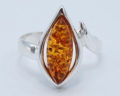 925 Silber Ring mit einem ovalen Bernstein und geschwungener Fassung