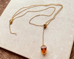 Vergoldete 925 Silber Y-Kette mit großem Bernstein in Cognacfarbe