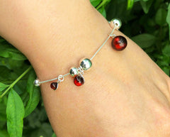 Verspieltes 925 Silber Armband mit kirschfarbigen Bernsteinkugeln und Silberkugeln