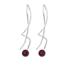 Zierliche Geo-Bernstein Ohrringe Ohrhänger mit Kugel in Kirschfarbe