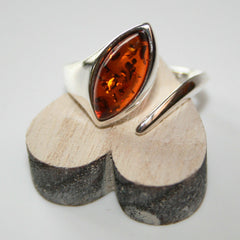 925 Silber Ring mit Bernstein im Marquise-Schliff