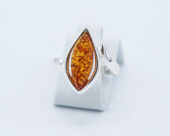 925 Silber Ring mit einem ovalen Bernstein und geschwungener Fassung