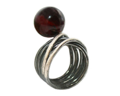 Moderner oxidierter 925 Silber Ring mit Bernsteinkugel