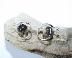 Umwickelte Ohrstecker mit grünlich-weißer Bernsteinkugel und 925 Silber