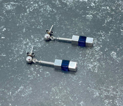 Elegante blaue Bernstein Cubes-Ohrringe mit rhodinierten 925 Silber