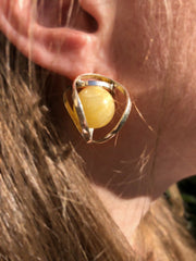 Umwickelte Ohrstecker Ohrringe mit gelber Bernsteinkugel und 925 Silber