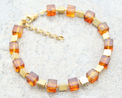 Elegantes Armband mit Cognac Bernstein-Cubes und vergoldeten 925 Silber Dreiecken