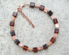 Elegantes Armband mit Kirschfarbigen Bernstein-Cubes und Roségold 925 Silber Dreiecken