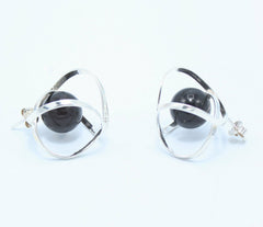 Umwickelte Ohrstecker mit Bernsteinkugel in Kirschfarbe und 925 Silber