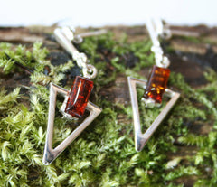 925 Silber Bernstein Ohrringe Ohrstecker mit Dreiecksform und Cognacfarbe