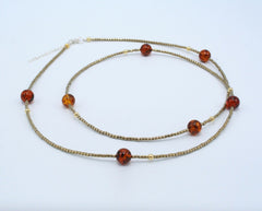 Lange zierliche Bernstein Kette mit Hämatitperlen und Bernstein in Cognacfarbe