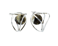 Umwickelte Ohrstecker mit grünlich-weißer Bernsteinkugel und 925 Silber