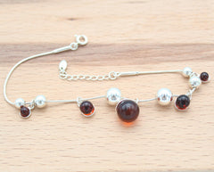 Verspieltes 925 Silber Armband mit kirschfarbigen Bernsteinkugeln und Silberkugeln